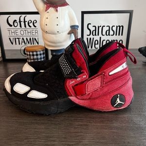 Jordan Trunner LX
Black Red (2017)